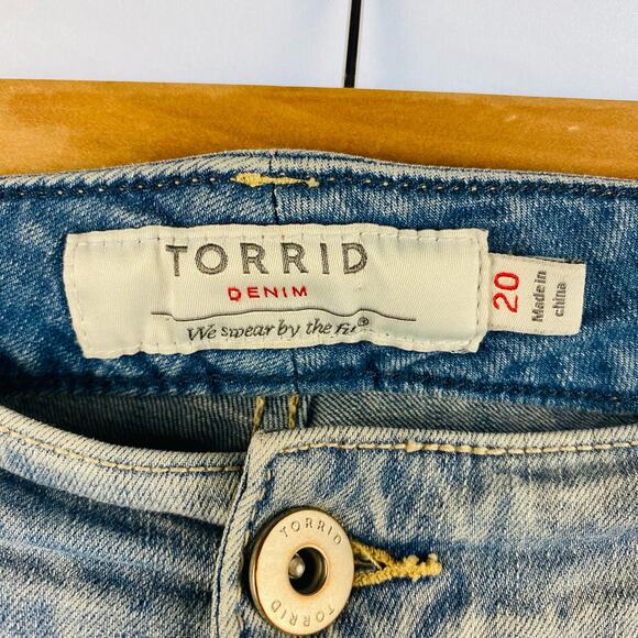 Torrid Light Wash Distressed Raw Hem Boyfriend Jeans Size 20 - Picture 2 of 9